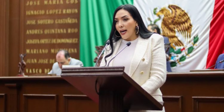 Adriana Campos Huirache exige justicia por asesinato de migrante michoacano y expresa solidaridad con su familia