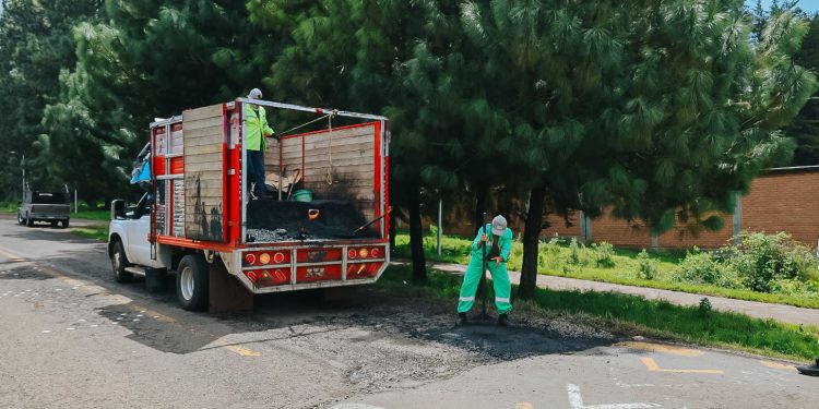 Dayana Pérez Mendoza supervisa acciones de bacheo en Opopeo