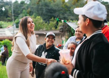 Dayana Pérez Mendoza lleva medicamentos y canasta básica a la comunidad de Agua Verde