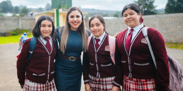 Dayana Pérez Mendoza entrega butacas a telesecundaria de La Palma