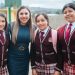 Dayana Pérez Mendoza entrega butacas a telesecundaria de La Palma