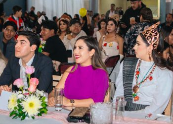 Dayana Pérez Mendoza asiste al certamen de elección de la Reina de la Silla en Opopeo