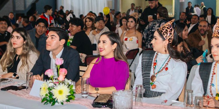 Dayana Pérez Mendoza asiste al certamen de elección de la Reina de la Silla en Opopeo