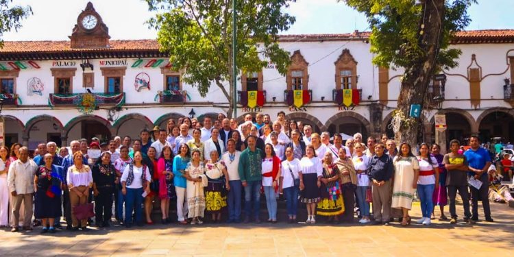 Julio Arreola celebra en Pátzcuaro a las manos creadoras en el Día del Artesano