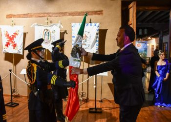 Julio Arreola encabeza el Grito de Independencia en Pátzcuaro ante cientos de familias