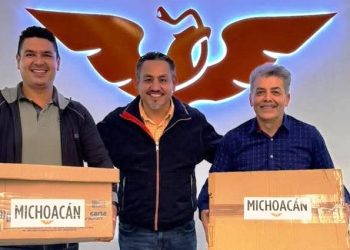 Fuerza Naranja sigue creciendo en Michoacán, Víctor Manríquez entrega primer paquete de afiliaciones en CDMX