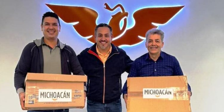 Fuerza Naranja sigue creciendo en Michoacán, Víctor Manríquez entrega primer paquete de afiliaciones en CDMX