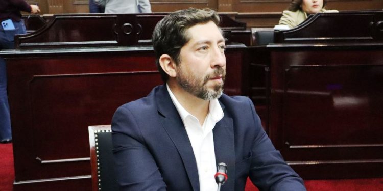 A propuesta de Abraham Espinoza, Congreso llama a reforzar la justicia económica y proteger los derechos del consumidor