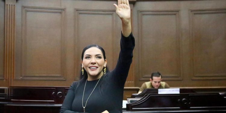 Congreso aprobó iniciativa de Adriana Campos para integrar a migrantes profesionistas al desarrollo de Michoacán