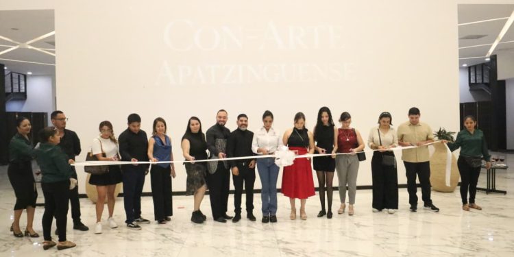 Inauguran exposición fotográfica “Con Arte Apatzinguense” en el Teatro Constitución