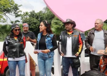 Fanny Arreola da la bienvenida a la Moto Fiesta 2025, encuentro que reunió a cientos de motociclistas.