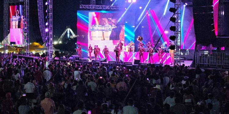 Feria octubrina vibra con Banda El Recodo y fortalece la economía local.