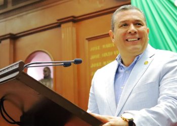 Juan Carlos Barragán presenta iniciativa para que maestras y maestros no sean criminalizados por cumplir su deber