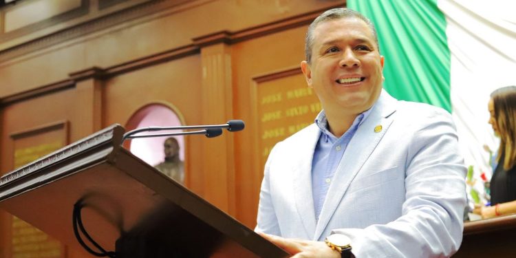 Juan Carlos Barragán presenta iniciativa para que maestras y maestros no sean criminalizados por cumplir su deber