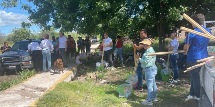 Ayuntamiento de  Buenavista entrega artículos y material de limpieza a familias de Vicente Guerrero