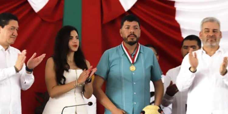 Otorga 76 Legislatura Presea “Constitución de 1814” a Felipe Orlando Aragón Andrade