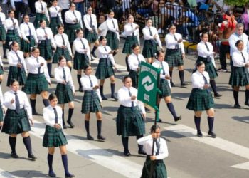 Desfilan en Apatzingán 6 mil estudiantes y docentes: Gabriela Molina