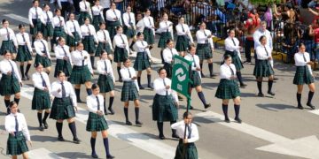Desfilan en Apatzingán 6 mil estudiantes y docentes: Gabriela Molina