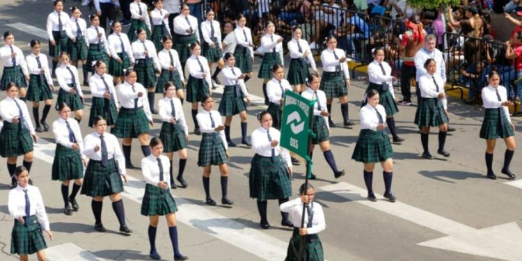 Desfilan en Apatzingán 6 mil estudiantes y docentes: Gabriela Molina