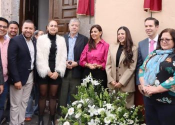 Develan placa en la biblioteca del Congreso del Estado con el nombre de “Luis González y González