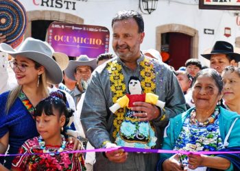 Julio Arreola inaugura el Desfile Artesanal y el Tianguis de la Noche de Ánimas Pátzcuaro 2025