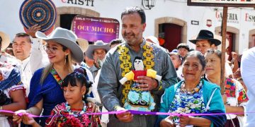 Julio Arreola inaugura el Desfile Artesanal y el Tianguis de la Noche de Ánimas Pátzcuaro 2025