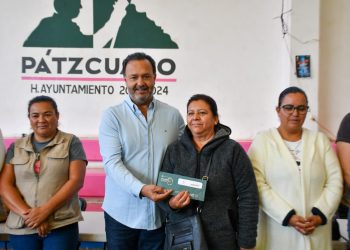 Julio Arreola encabeza la entrega de tarjetas del programa “La Clínica es Nuestra” en la región Pátzcuaro