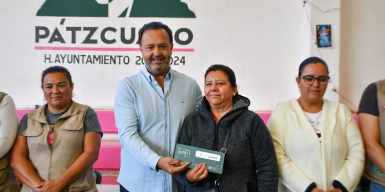 Julio Arreola encabeza la entrega de tarjetas del programa “La Clínica es Nuestra” en la región Pátzcuaro