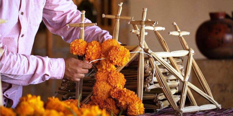 Aprende el arte de crear arcos tradicionales para tu altar de Noche de Muertos: Sectur