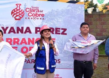 Dayana Pérez Mendoza da arranque a obra de adoquinado en la comunidad de Santa Ana