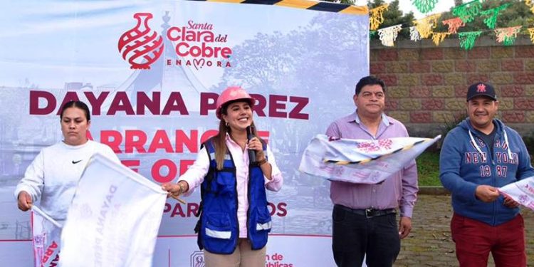 Dayana Pérez Mendoza da arranque a obra de adoquinado en la comunidad de Santa Ana