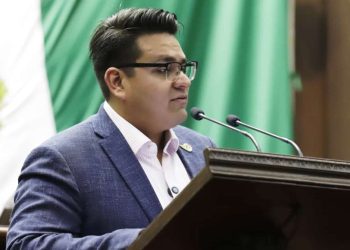 Toño Carreño presenta iniciativa para fortalecer al campo michoacano