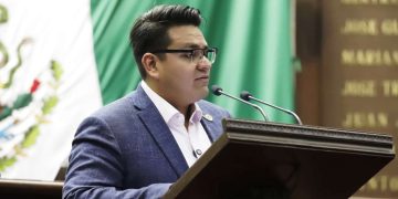 Toño Carreño presenta iniciativa para fortalecer al campo michoacano