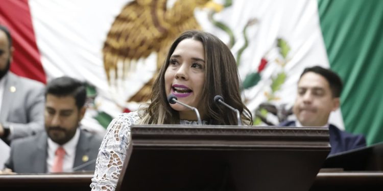 Xóchitl Ruiz González impulsa la dignificación laboral y salarial en la FGE y es aprobada por el Pleno del Congreso