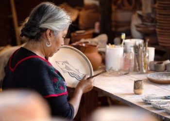 Aprende del arte del barro blanco en esta Semana de Celebración de Noche de Muertos