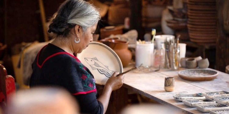 Aprende del arte del barro blanco en esta Semana de Celebración de Noche de Muertos