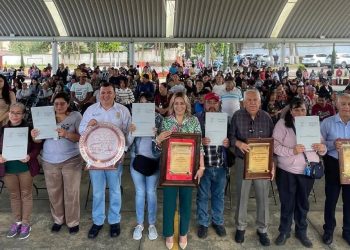 Familias patzcuarenses celebran inicio de escrituración por parte de la asociación civil Colonias y Calles unidas de Pátzcuaro