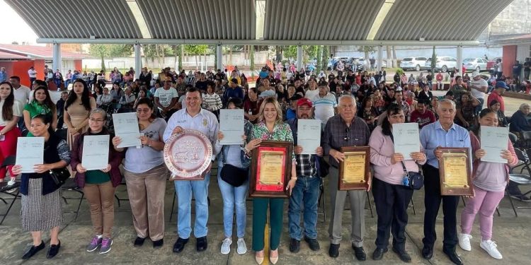 Familias patzcuarenses celebran inicio de escrituración por parte de la asociación civil Colonias y Calles unidas de Pátzcuaro