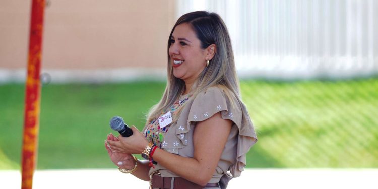Dayana Pérez Mendoza promueve la fuerza y esperanza de las mujeres en la Caminata Rosa