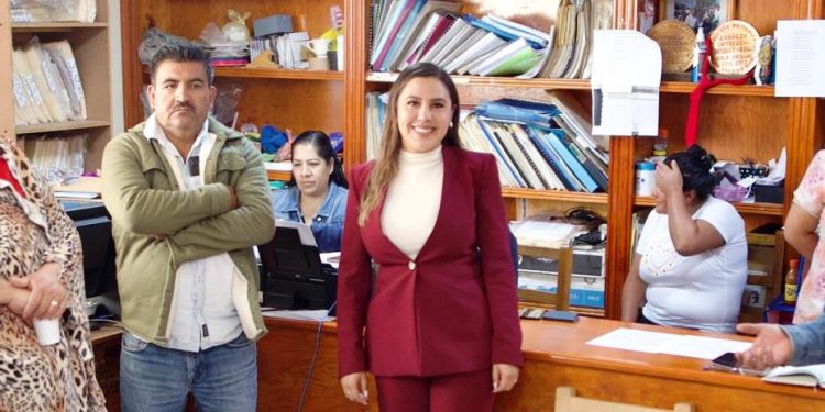 Dayana Pérez atiende necesidades de la Escuela Primaria Felipe Tzintzun