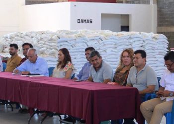 Ayuntamiento de Buenavista Tomatlán entrega fertilizante a productores