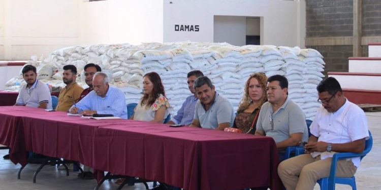 Ayuntamiento de Buenavista Tomatlán entrega fertilizante a productores
