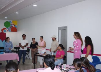Ayuntamiento de Buenavista Tomatlán imparte taller por el mes rosa