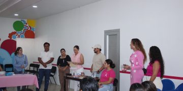 Ayuntamiento de Buenavista Tomatlán imparte taller por el mes rosa