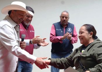 Julio Arreola entrega visas del programa “Peces Blancos” a adultos mayores de Pátzcuaro