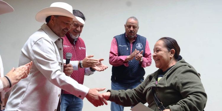 Julio Arreola entrega visas del programa “Peces Blancos” a adultos mayores de Pátzcuaro
