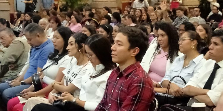 Kevin Naranjo reconoce las iniciativas de la diputada Brissa Arroyo con las que impulsa la visibilidad y el derecho de las mujeres