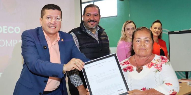 Vicente Gómez impulsa a mujeres emprendedoras del Distrito XIX