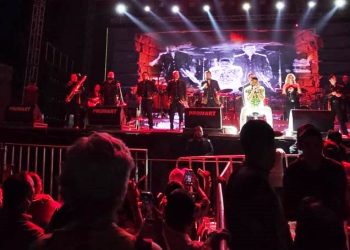 Fanny Arreola cierra la expo feria octubrina junto a Pancho Barraza.