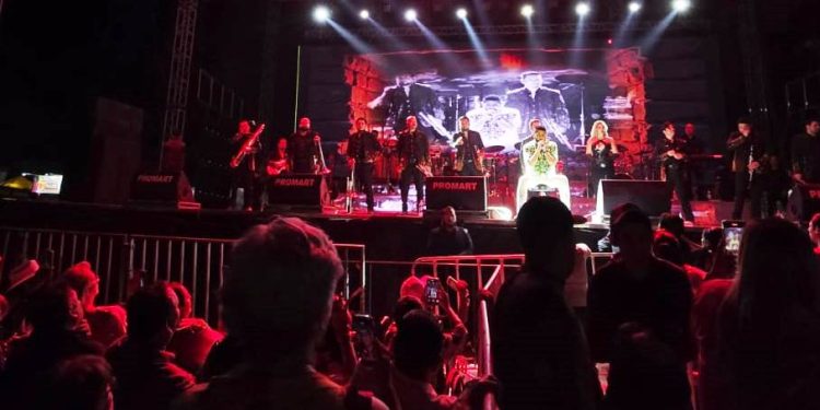 Fanny Arreola cierra la expo feria octubrina junto a Pancho Barraza.